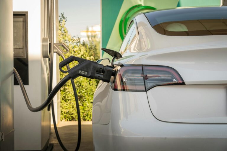 Wie das Auto als Notstromquelle Energie für den Haushalt liefert Elektroauto als Notstromquelle versorgt Haushalt bei Stromausfall zuverlässig mit Energie