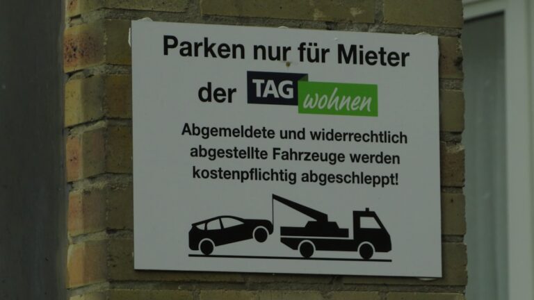 Menschen genießen autofreien Tag in der Stadt mit Fahrrad und Fußverkehr