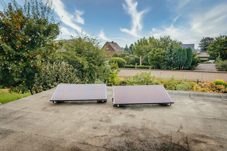 Balkonkraftwerk auf Balkon montiert produziert umweltfreundlichen Strom zur Eigenversorgung