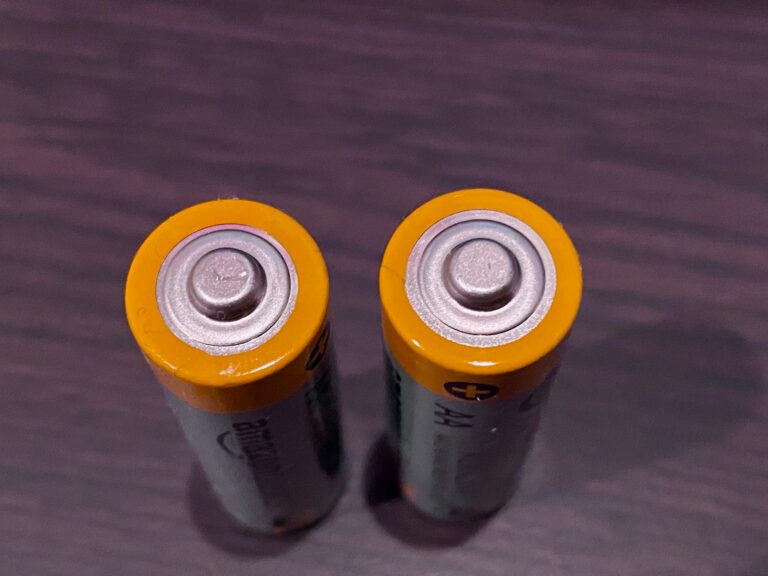 Batterien in Lagerboxen sauber sortiert für optimale Lagerdauer und Notfallvorsorge