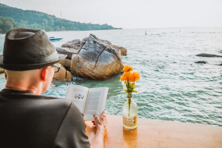 Prepper liest Bücher zur Krisenvorsorge für Wissen und Vorsorgeplanung