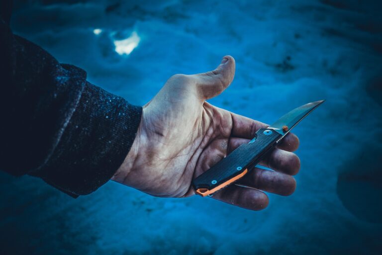 Wie Bushcraft Fertigkeiten Prepper effektiv auf Krisen vorbereiten Prepper beim Bau eines einfachen Unterschlupfs mit Bushcraft Fertigkeiten im Wald