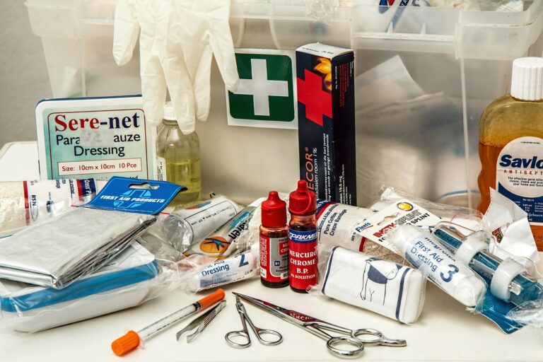 Person übt erweiterte Erste Hilfe Kenntnisse zur sicheren Notfallreaktion im Alltag