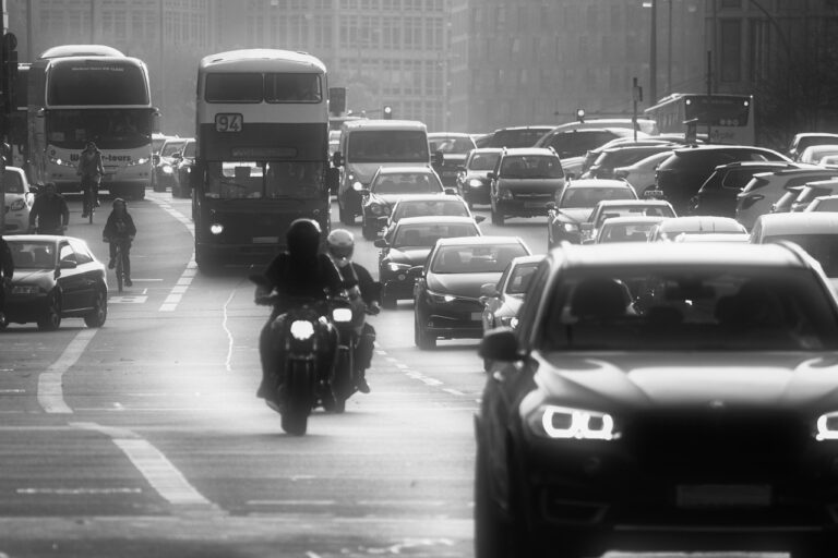 Fahrzeug am Straßenrand mit Hinweisschild zum Fahrverbot und Energiesparen im urbanen Umfeld