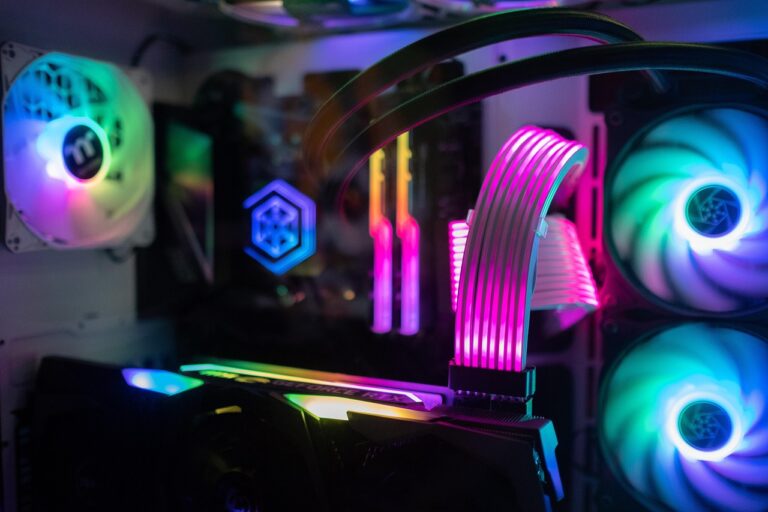 Gaming-PC mit geöffnetem Gehäuse zeigt leistungsstarke Hardware für Strommanagement