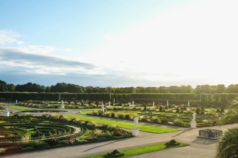 Nachhaltiger Selbstversorgergarten mit vielfältigem Obst und Gemüse im Beet