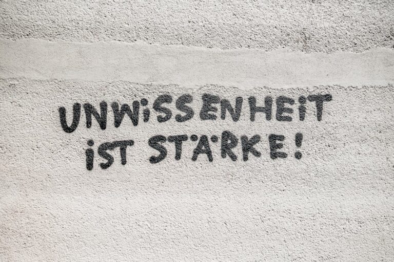 Effektive Lösungen für Unternehmen angesichts der aktuellen Gaskrise Unternehmensgebäude mit Gasheizung symbolisieren Lösungen für die Gaskrise Unternehmen