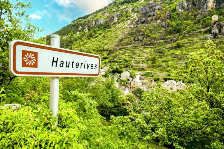 Haustierbesitzer bereiten Notfallset vor zur sicheren Versorgung ihrer Tiere im Ernstfall