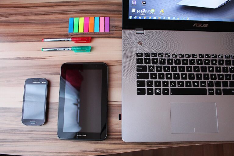 Wie Homeoffice zur Energiekrise beiträgt und Unternehmen entlastet Moderner Arbeitnehmer im Homeoffice mit Laptop und Energiesparlampe am Arbeitsplatz