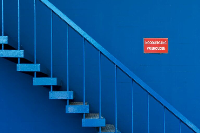 Eltern lernen Erste-Hilfe-Maßnahmen für Kinder Notfall sicher anzuwenden