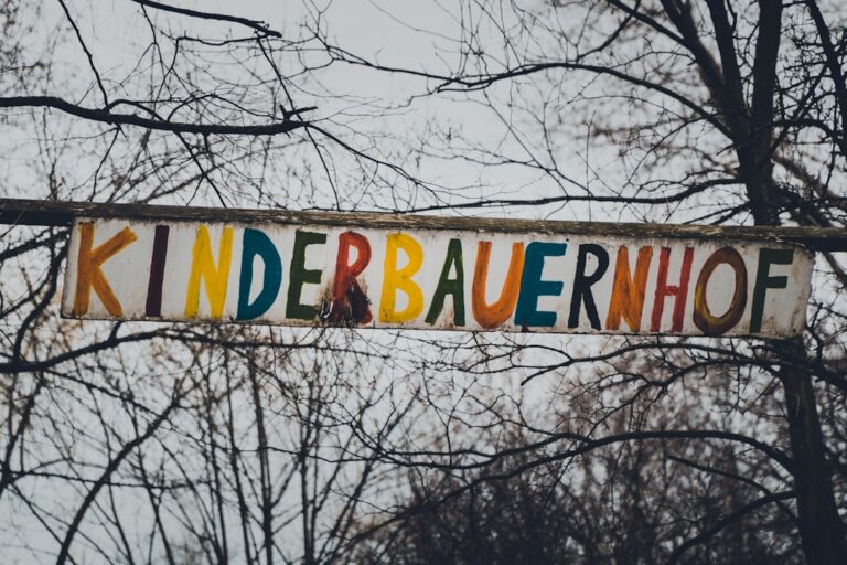 Kinderwunsch und Pandemie: Herausforderungen und Hoffnungen im Lockdown Paar im Lockdown bespricht Kinderwunsch und Herausforderungen während Pandemie