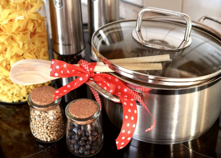 Topf mit geschlossenem Deckel beim Energiesparenden Kochen in moderner Küche