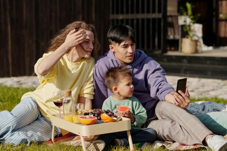 Familie nutzt netzunabhängige Kommunikationsmittel zur sicheren Notfallvorsorge zu Hause