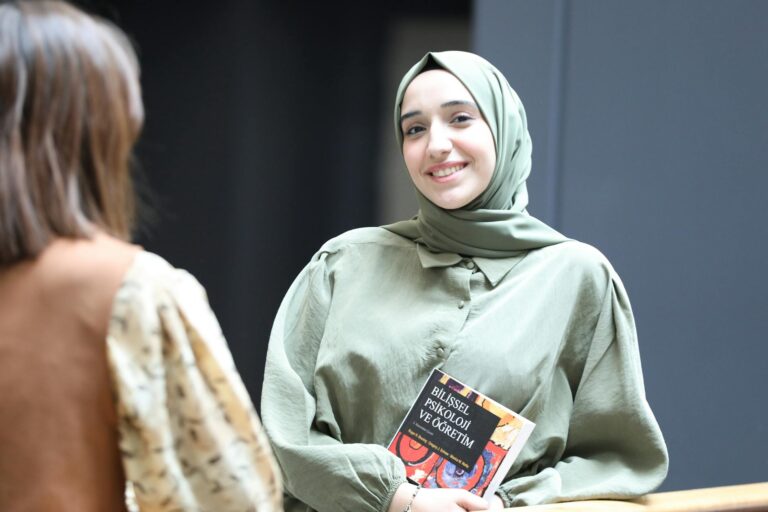 Person in ruhiger Umgebung findet innere Stärke durch Krisen Psychologie und Resilienz