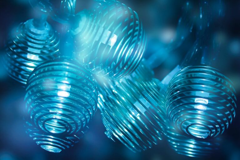 Moderne LED-Lampe als energieeffiziente Beleuchtung im Wohnraum beim Umrüsten