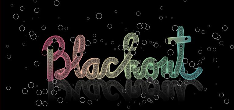Mieter in Wohnung bei Strom- und Heizungsausfall während Blackout sitzend
