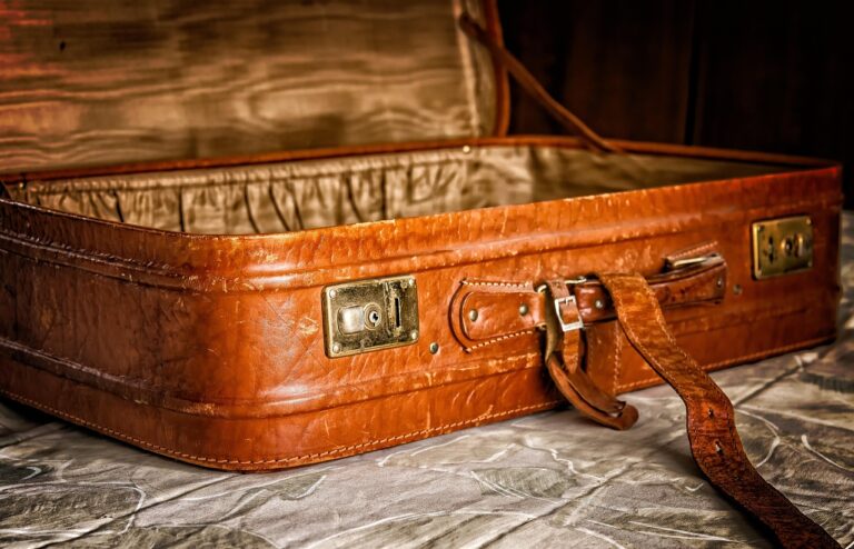 Notfallrucksack richtig packen und den passenden Inhalt zusammenstellen Notfallrucksack Inhalt packen mit Wasser, Nahrung, Medizin und Kommunikationsgeräten