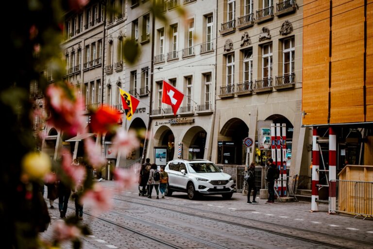 Elektroauto auf österreichischer Straße zeigt nachhaltige Mobilitätswende in Energiekrise