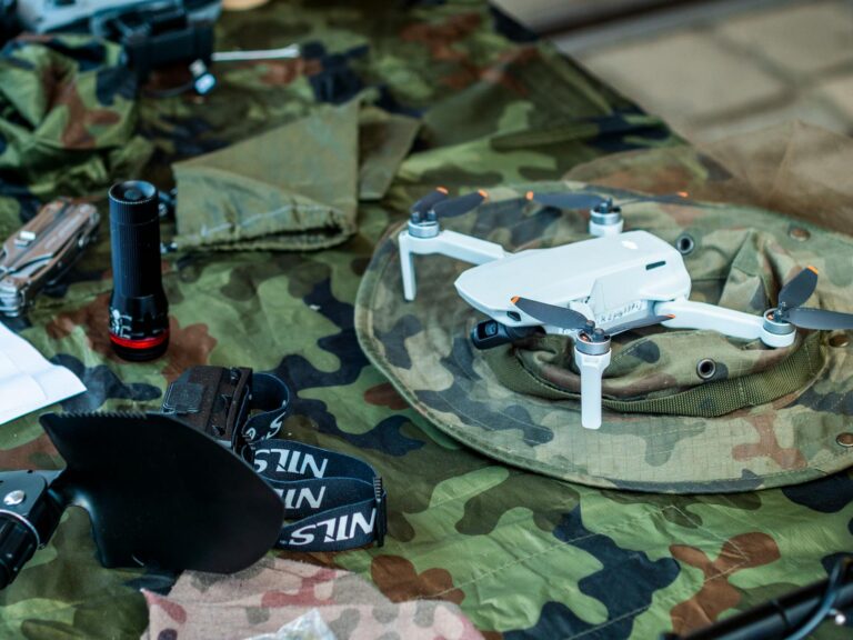 Outdoor Ausrüstung für Notfälle mit Survival-Werkzeugen und wetterfestem Schutz