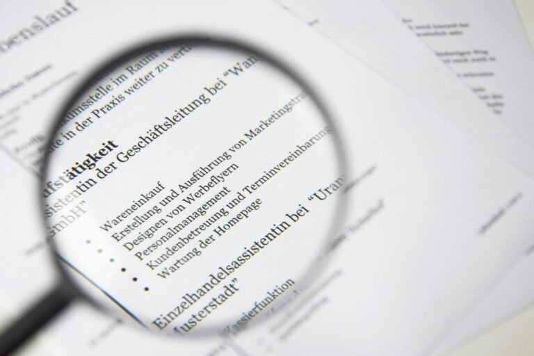 Mensch meditiert im Alltag zur Stärkung psychologischer Resilienz bei Krisen