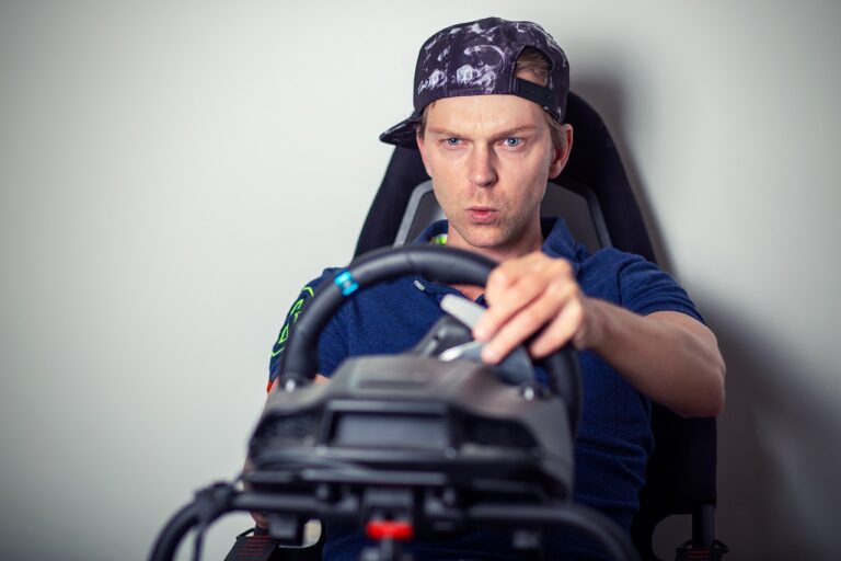 Simracing Setup mit Notstromversorgung gegen unerwartete Stromausfälle schützen