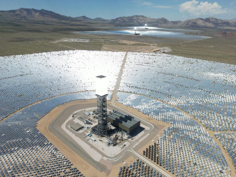 Haus mit Solaranlage und Batteriespeicher als Notstromlösung bei Blackout