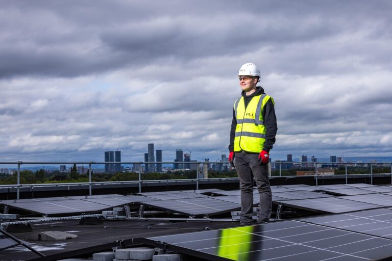 Wie Solar Notstromversorgung im Haushalt für mehr Sicherheit sorgt Solarzellen auf Hausdach mit Batteriespeicher für zuverlässige Notstromversorgung