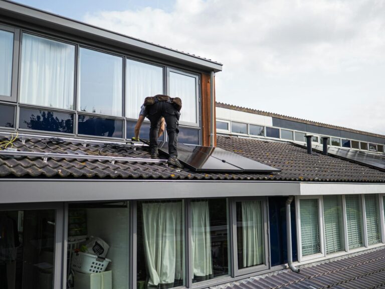 Mobile Solaranlage mit faltbaren Panels und Powerstation für Notstromversorgung