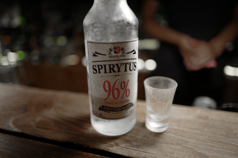 Sprit Knappheit verstehen und mit cleveren Tipps entspannt durchs Jahr kommen Tankstelle mit Autos und digitaler Preisanzeige in Zeiten von Sprit Knappheit