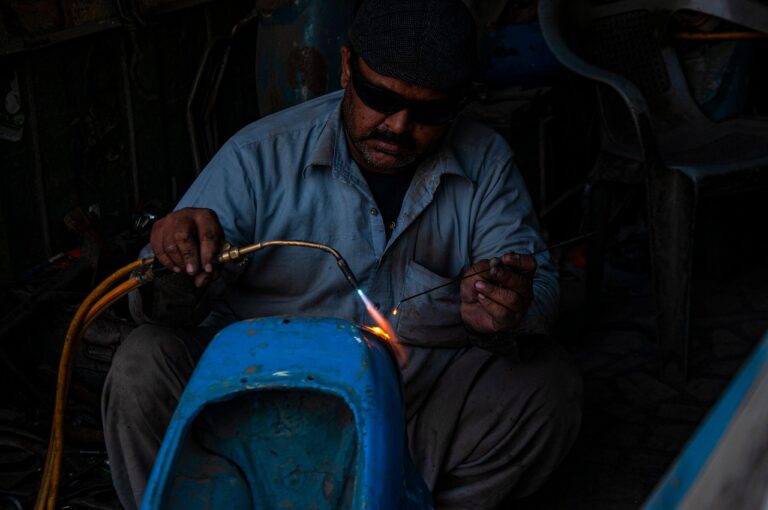 Auto tankt an Zapfsäule während Sprit Rationierung den Alltag verändert