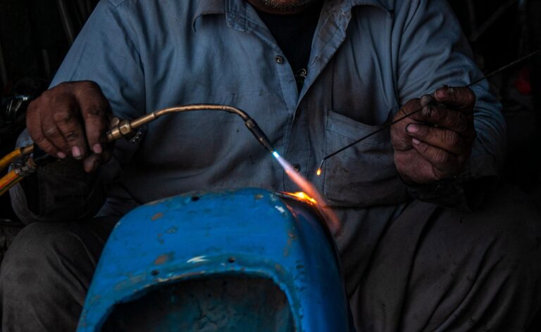 Autofahrer tanken begrenzt wegen Sprit Rationierung in Europa an Zapfsäulen