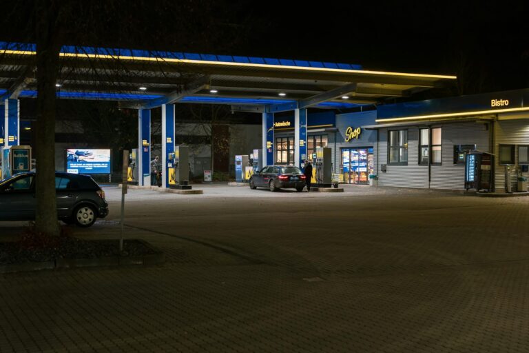 Tankstellen in der Osterzeit Sprit günstig bekommen trotz Preissteigerungen Tankstelle mit Autos an der Zapfsäule an einem sonnigen Frühlingstag vor Ostern