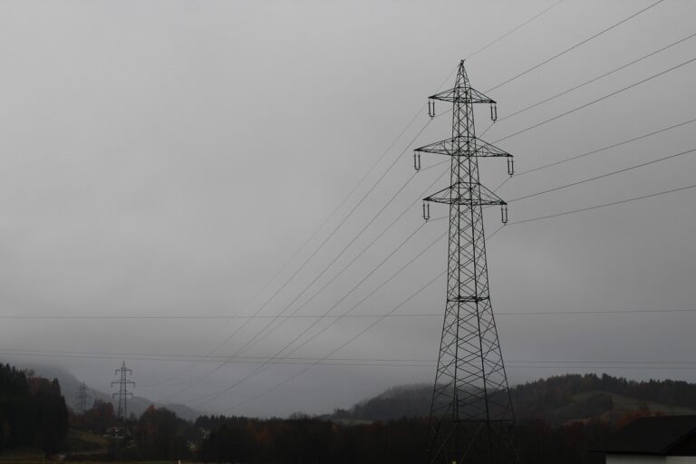 Vorbereitung auf Energie Blackout mit Notvorräten und alternativen Wärmequellen im Winter