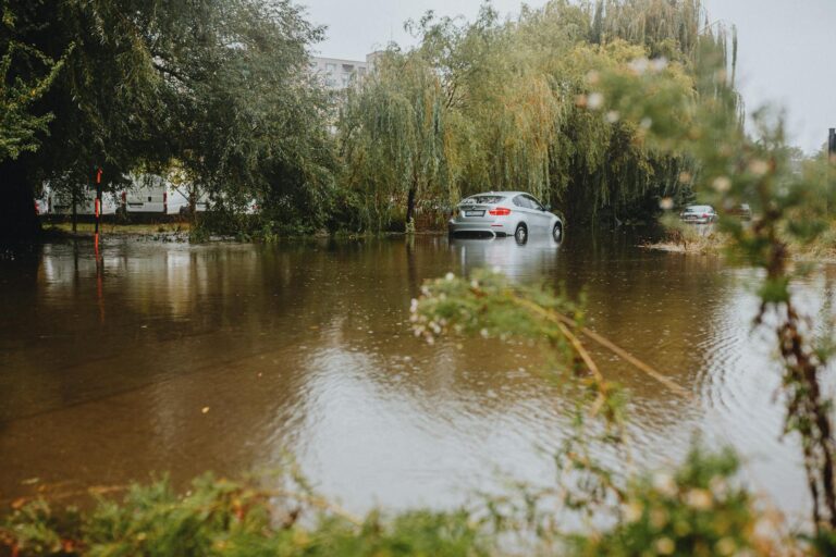 Hausfrau bereitet sich mit einfachen Maßnahmen bei Warmwasser Blackout vor