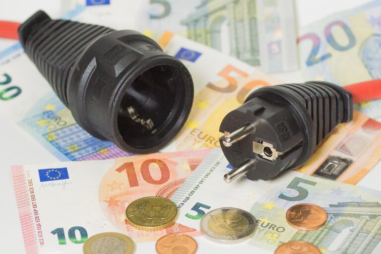 Industrieanlage im Morgenlicht symbolisiert steigende Energiekosten für deutsche Wirtschaft
